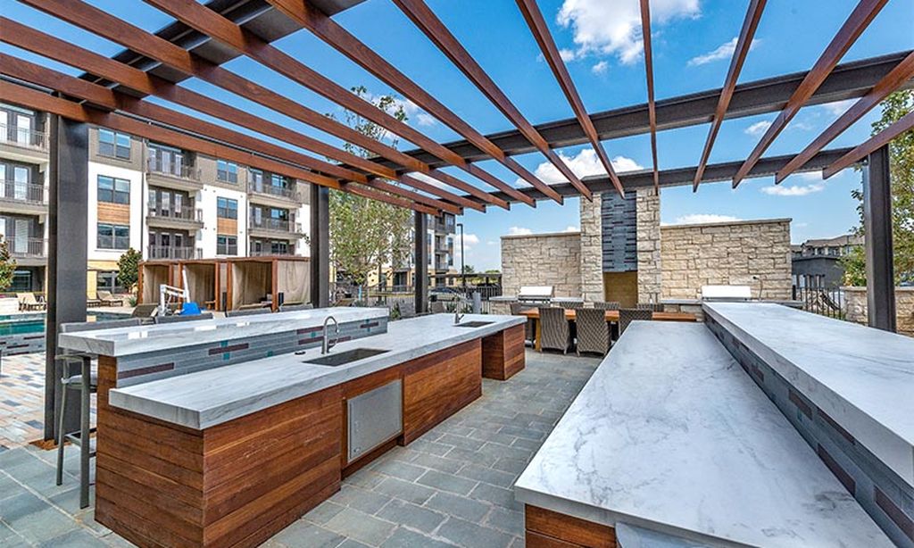 Outdoor BBQ & Dining Area