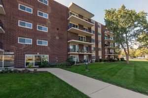 5300 WALNUT AVE APT 11B, DOWNERS GROVE, IL
