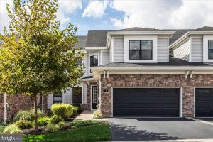 4 DOGLEG LN, LAWRENCEVILLE, NJ