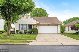 9 FERNWOOD CT, COLUMBUS, NJ