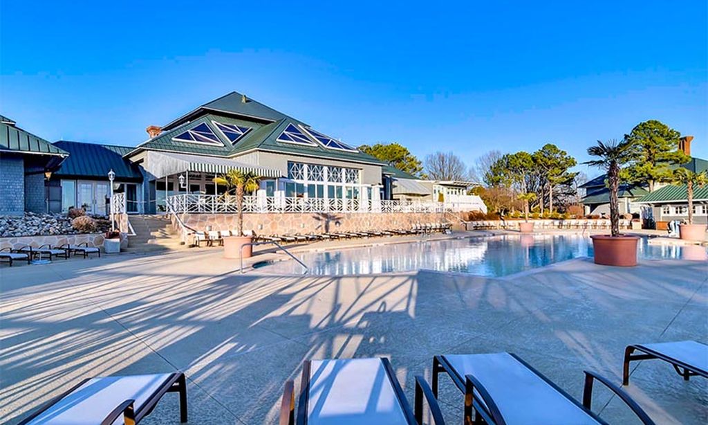 Outdoor Resort-Style Pool