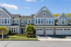 89 SYMPHONY DR, LAKE GROVE, NY