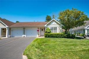 14 WAINSCOTT CT, RIDGE, NY