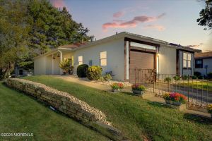 26 LANSDALE DR, MARLBORO, NJ