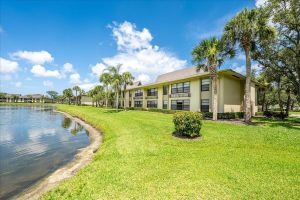 14 PLANTATION DR APT 105, VERO BEACH, FL