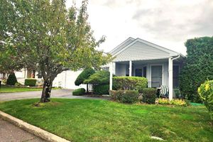 1 WILLOW CT, MANORVILLE, NY