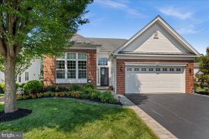 2 HARDWICK DR, KENDALL PARK, NJ