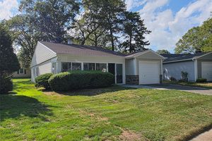 160 LAURANCE LN, RIDGE, NY