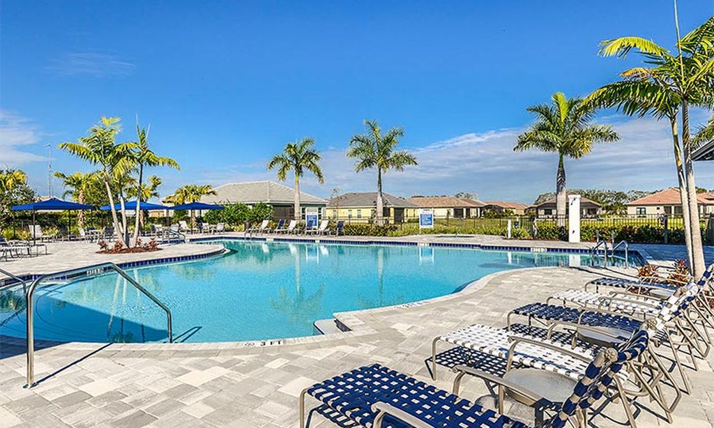 Outdoor Resort-Style Pool