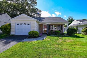 324 BROWNFIELD DR, RIDGE, NY
