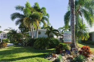 542 CHARLEMAGNE BLVD, NAPLES, FL