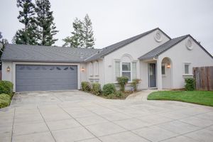 606 VILLAGE DR, GALT, CA
