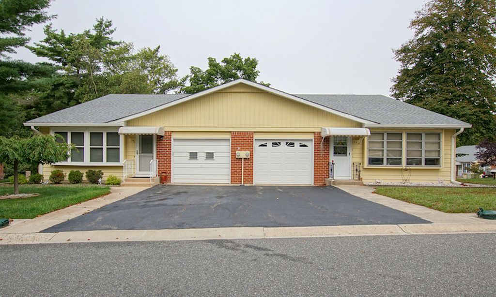 1,190 Attached Homes