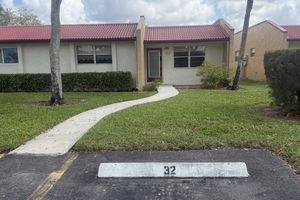 425 LAKE HELEN DR, WEST PALM BEACH, FL
