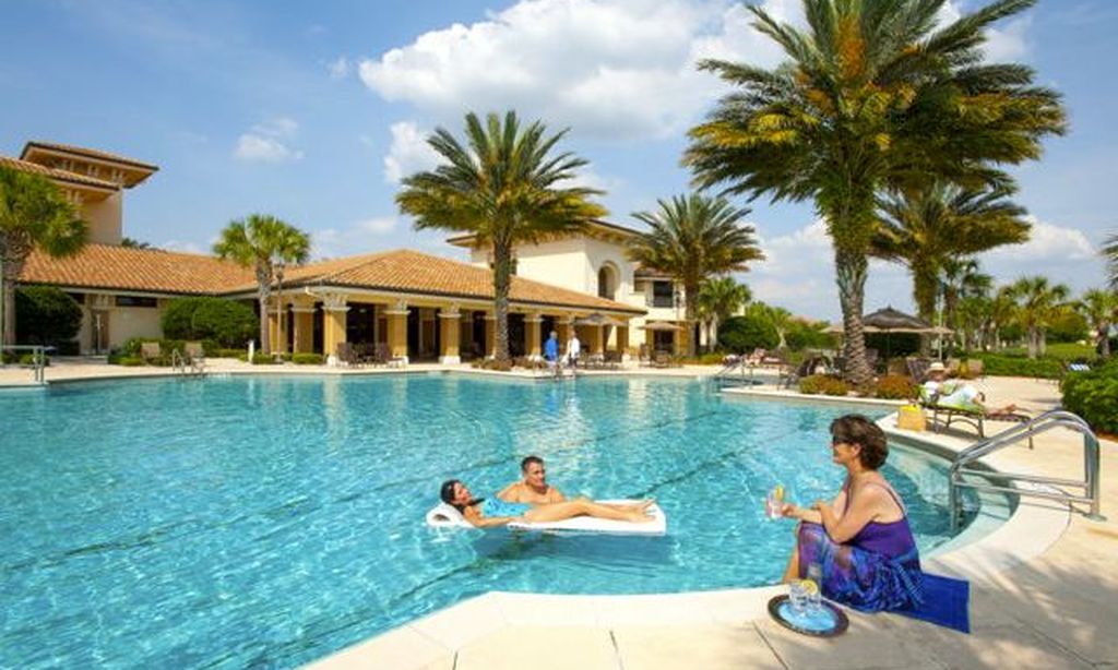 Outdoor Resort-Style Pool