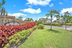 6104 RAINBOW CIR, GREENACRES, FL