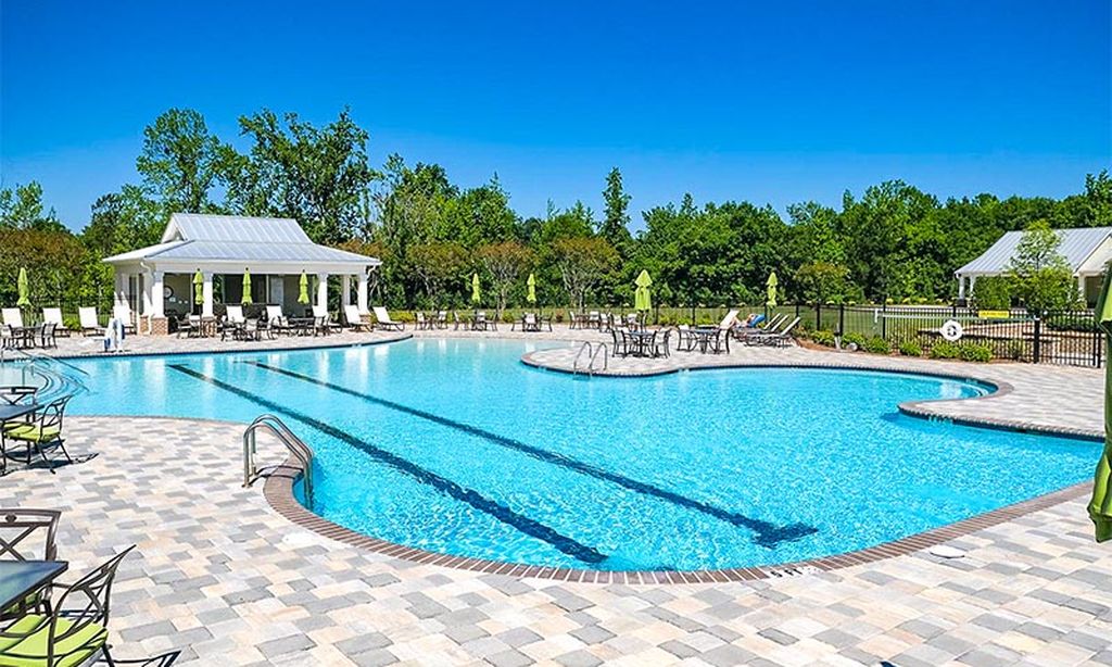 Outdoor Resort-Style Pool
