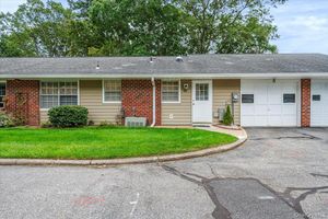 48 TRENT CT B, RIDGE, NY
