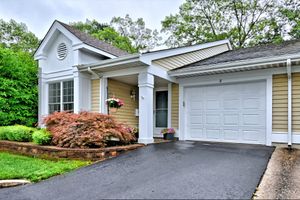 8 KISMET CT, RIDGE, NY