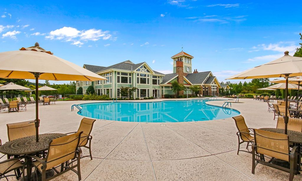 Outdoor Resort-Style Pool