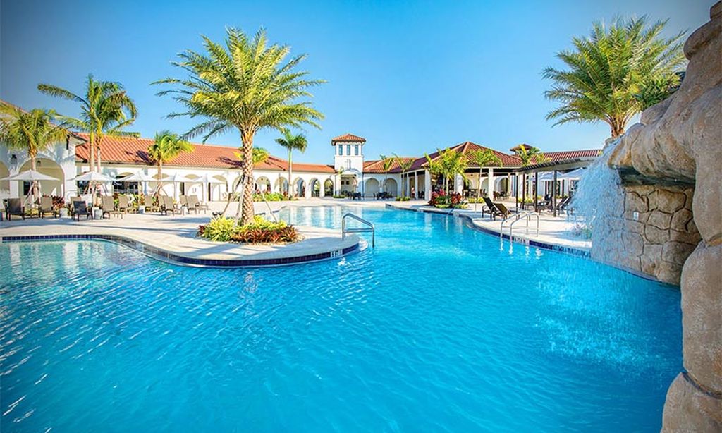 Outdoor Resort-Style Pool