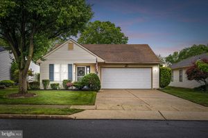 9 FERNWOOD CT, COLUMBUS, NJ