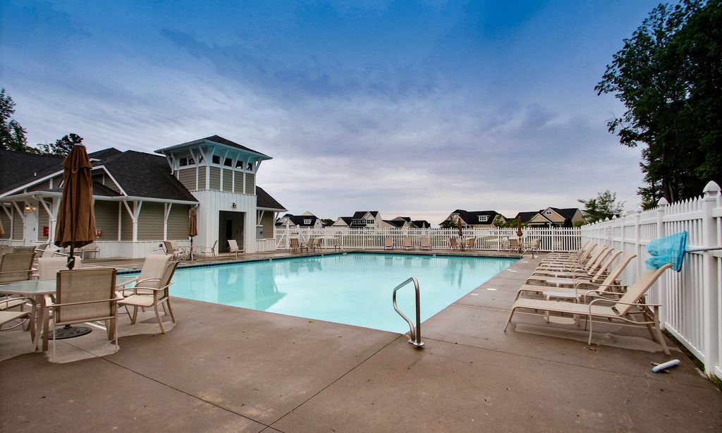 Outdoor Pool & Patio
