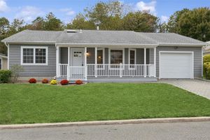99 VILLAGE CIR, MANORVILLE, NY