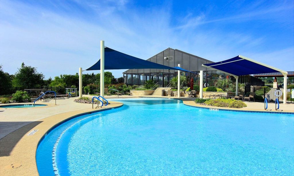 Outdoor Resort-Style Pool