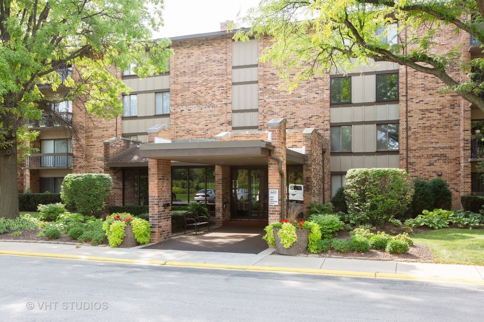301 Lake Hinsdale Drive 210 Willowbrook Il Mls 55places