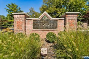 801 FOUR SEASONS DR, WAYNE, NJ