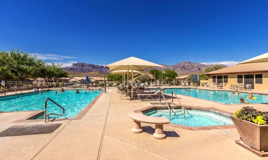 Outdoor Pools & Jacuzzi 