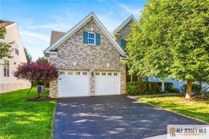 43 EDGEMERE DR, KENDALL PARK, NJ