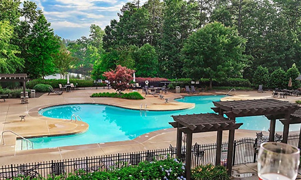 Outdoor Resort-Style Pool