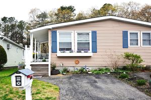77 VILLAGE CIR, MANORVILLE, NY