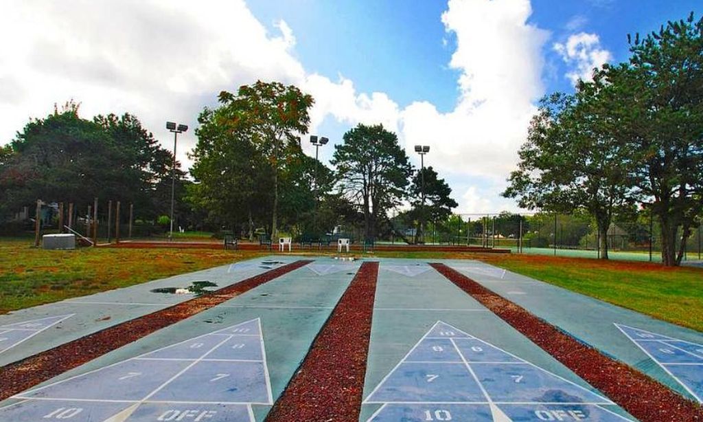 4 Shuffleboard Courts