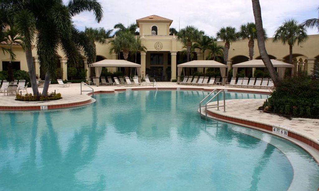 Outdoor Resort-Style Pool