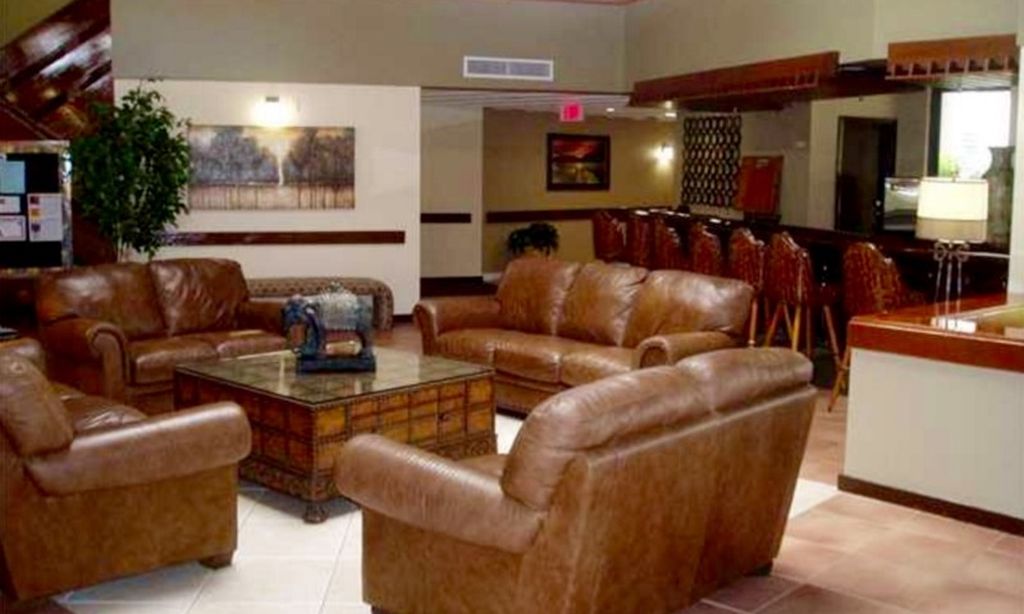 Gathering Area & Bar