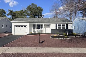 4 ZEELAND DR, TOMS RIVER, NJ