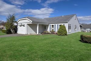 562 STRATFORD LN, RIDGE, NY