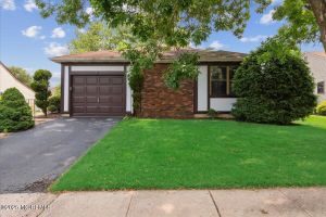 26 LANSDALE DR, MARLBORO, NJ