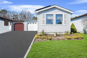91 VILLAGE CIR, MANORVILLE, NY