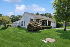 2 LAMONT RD, RIDGE, NY