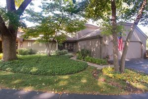 660 OLD BARN RD # F-24, LAKE BARRINGTON, IL