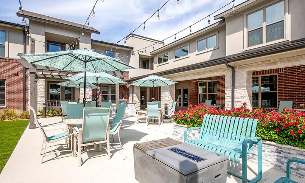 Outdoor Patio & Fire Pit