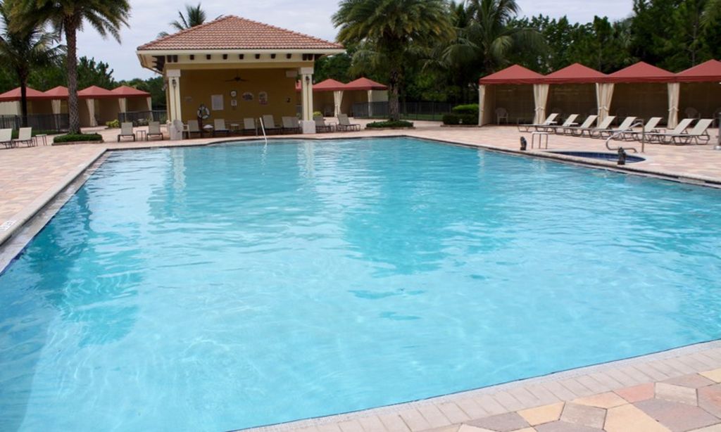 Outdoor Resort-Style Pool