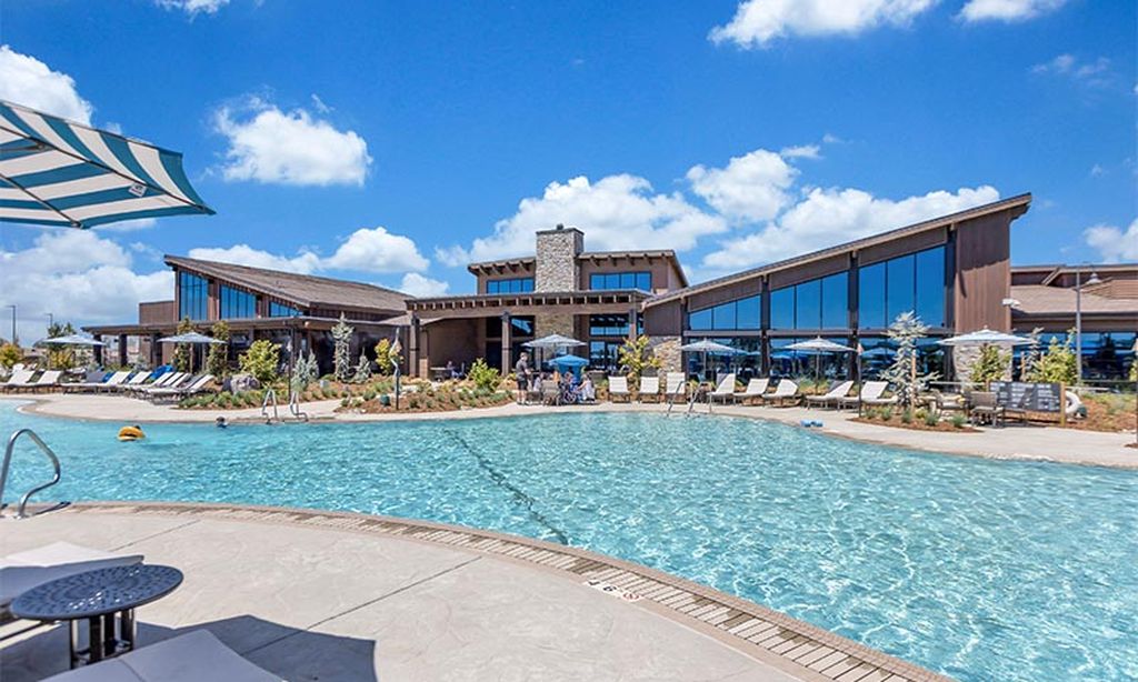 Outdoor Resort-Style Pool