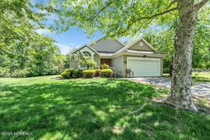 8 ROUND VALLEY CT, LAKEWOOD, NJ