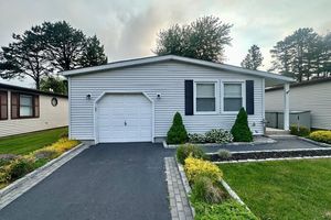 16 VILLAGE CIR, BROOKHAVEN, NY