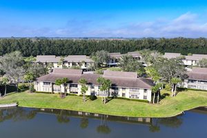 11 PLANTATION DR APT 201, VERO BEACH, FL
